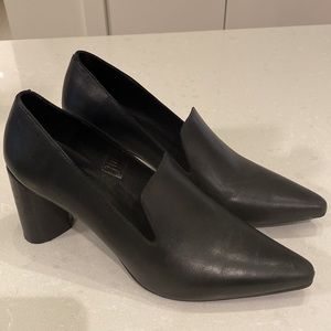 Worn Once, Simons black leather pump, made in Portugal